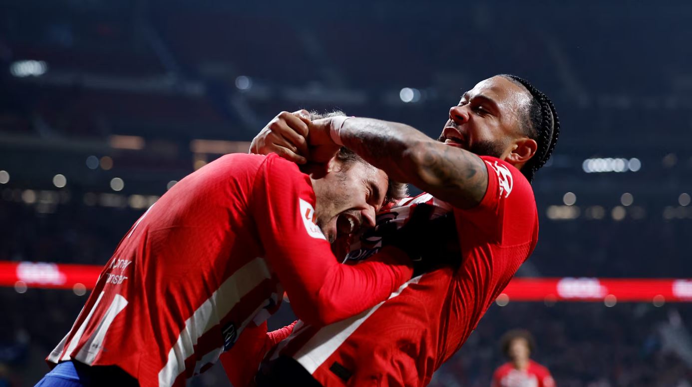 Griezmann y Memphis mantienen vivo al Atlético ante un buen Rayo