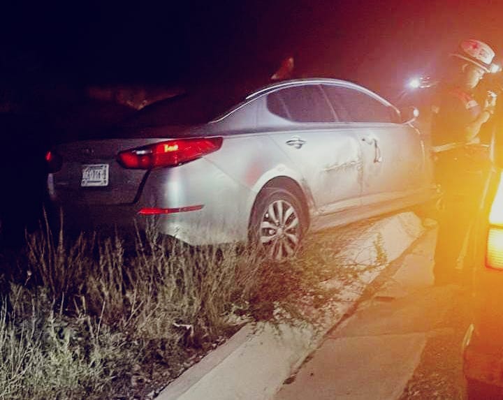 Trailer saca de la carretera a vehículo, conductor resultó ileso