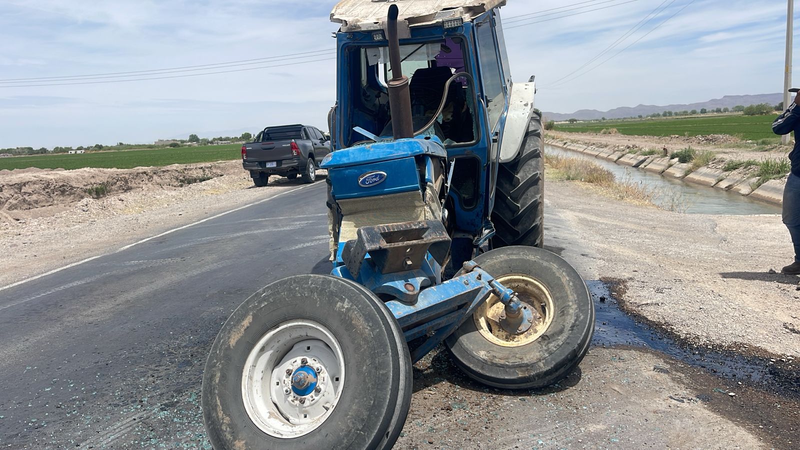 Destrozaron pick up y tractor en carretera de Lomas del Consuelo tras fuerte colisión, hay un herido