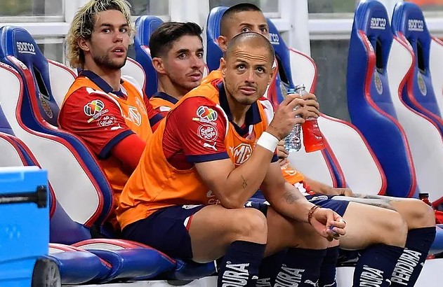 Chicharito Hernández sigue sin reaparecer con Chivas, es baja vs Querétaro