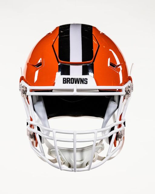 Vuelven las caretas blancas a cascos de los Cleveland Browns