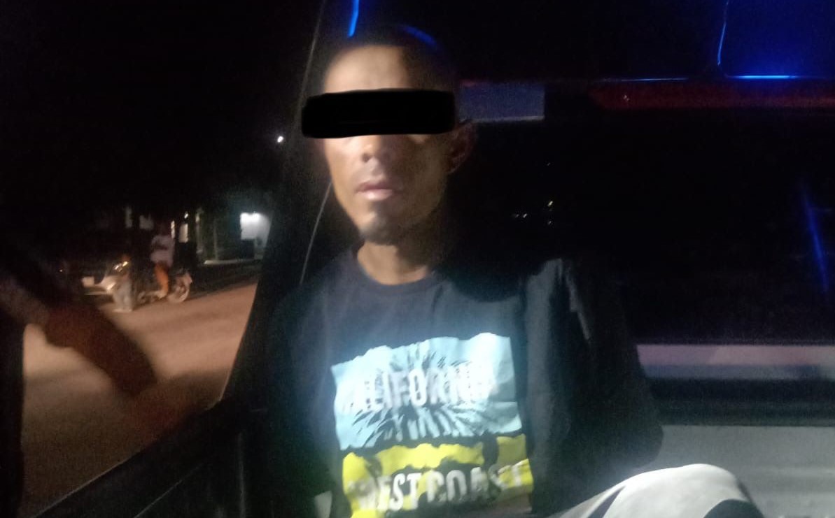 Aseguran policías municipales 3 vehículos con reporte de robo; arrestaron a un hombre
