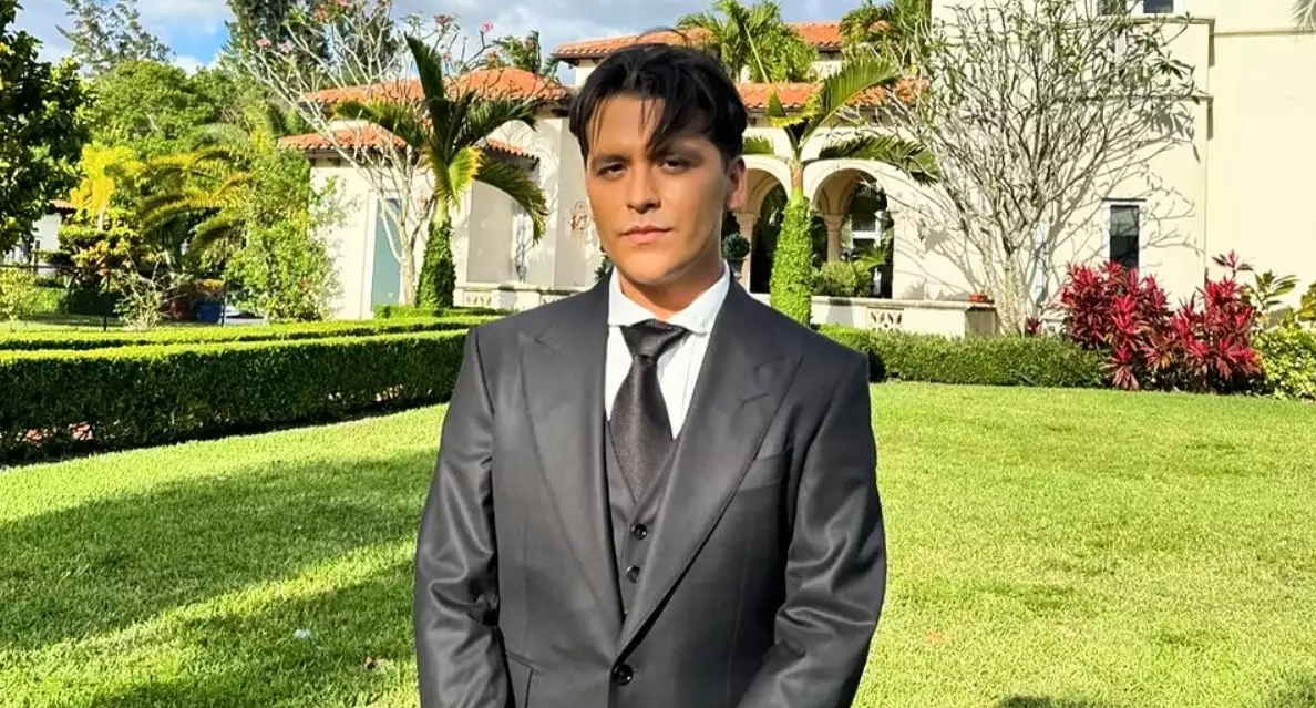 ¿Cuánto vale la nueva dentadura de oro y diamantes de Christian Nodal?