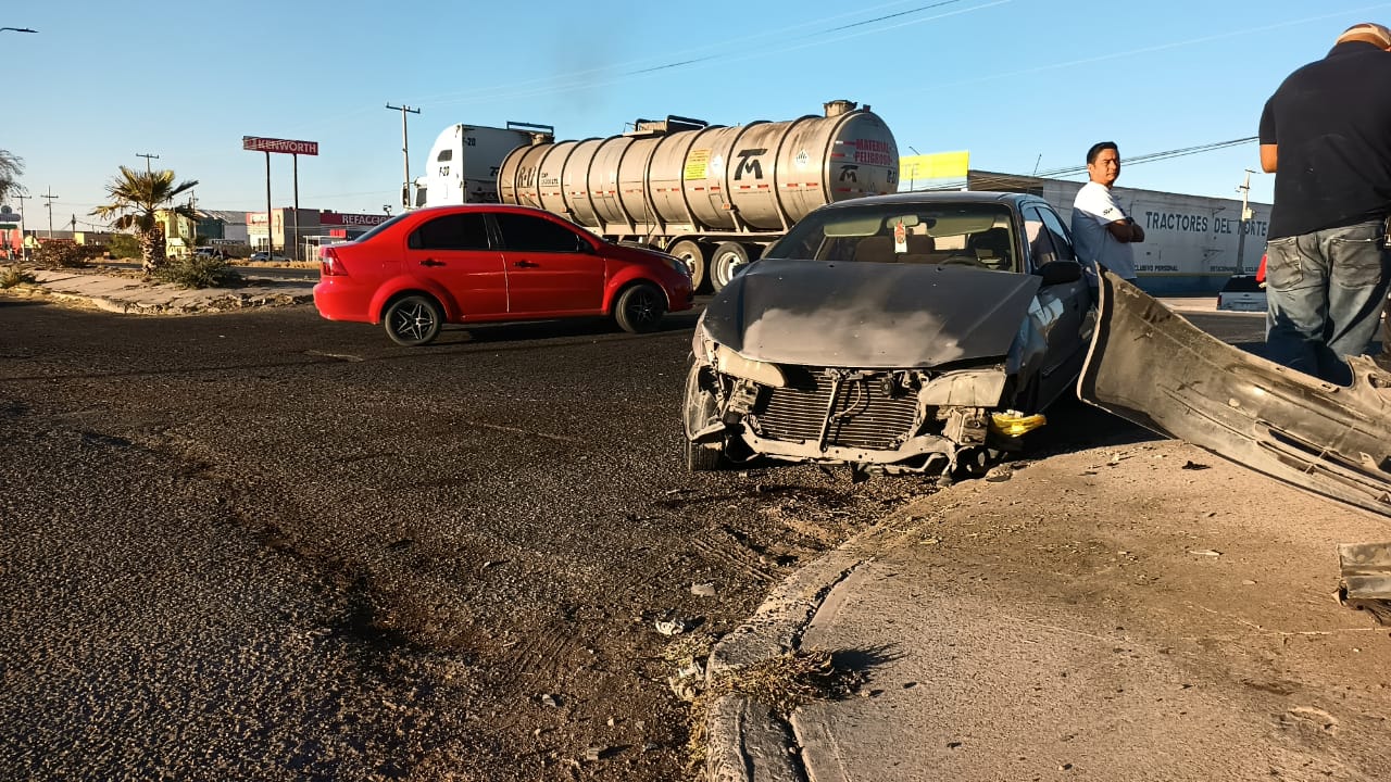 Enésimo choque frente a la Central de Abastos en la carretera, hay una mujer lesionada leve