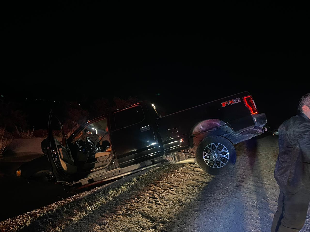 Se salió pick up de la carretera y cayó a un canal en Meoqui, no hubo lesionados
