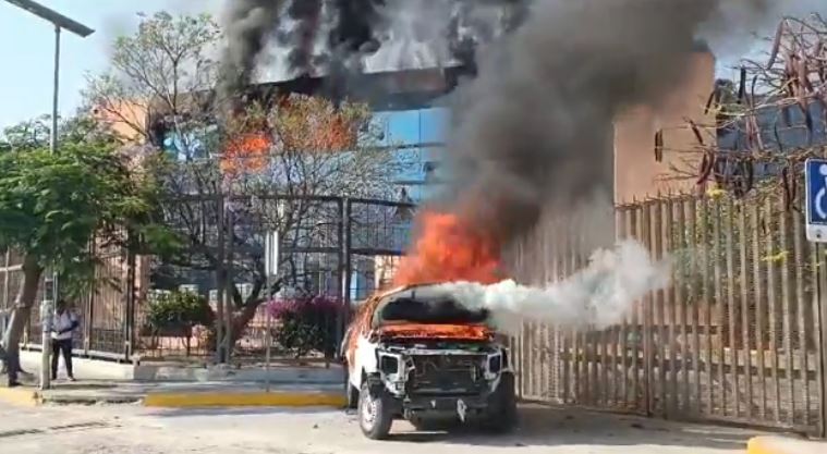 Normalistas de Ayotzinapa incendian camionetas en palacio municipal en Chilpancingo