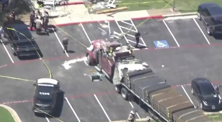 Le negaron la licencia, robó tráiler y lo estrelló contra la comisaría