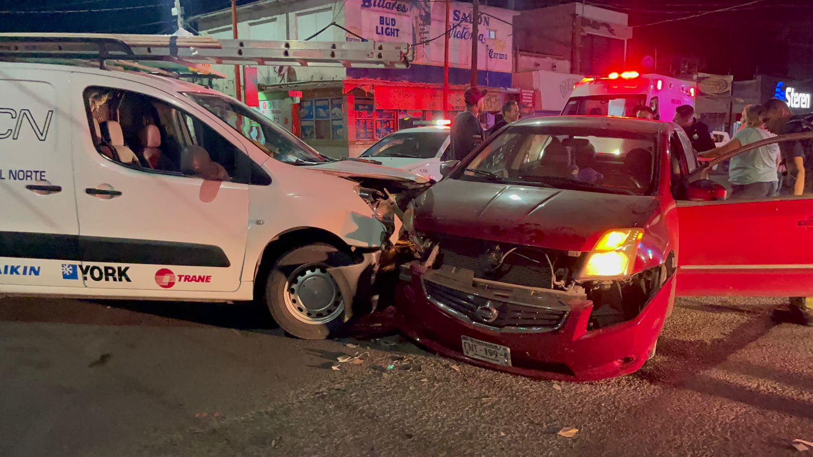 Peugeot omite señalamiento gráfico de alto y es chocado por Nissan en el primer cuadro de la ciudad