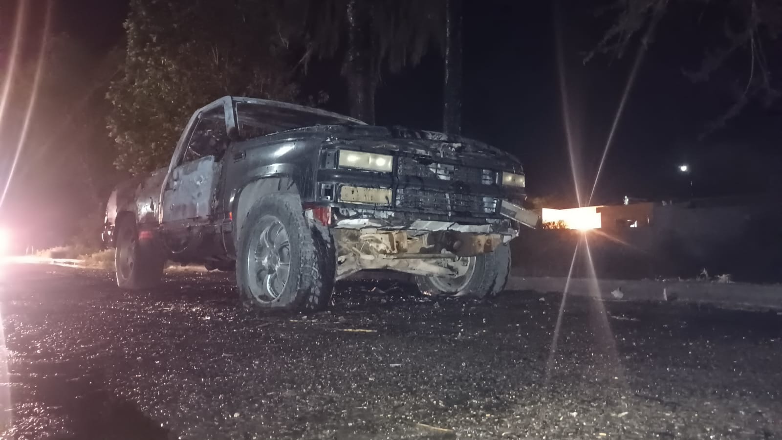 Incendio en dren se propagó a palmera, poste, pickup y lote baldío
