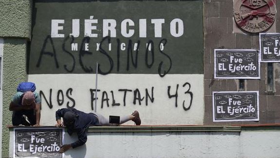 Ordenan liberar a ocho militares implicados en el caso Ayotzinapa; enfrentarán proceso en libertad