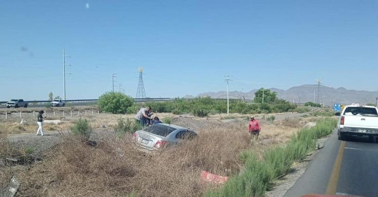 Dos mujeres resultan ilesas después de salida de camino