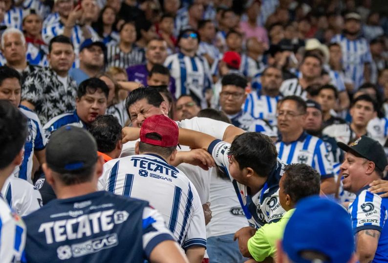 Aficionados de Rayados desatan riña tras eliminación de la Concachampions