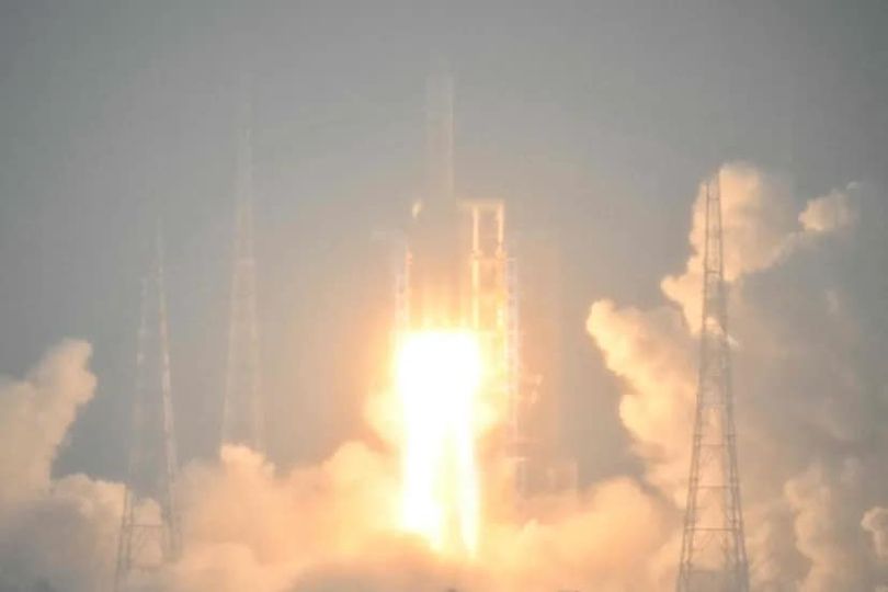 China lanza sonda para tomar muestras de la cara oculta de la Luna