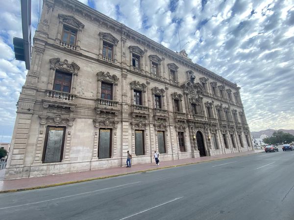 Blindan Palacio de Gobierno previo a manifestación de estudiantes UACH
