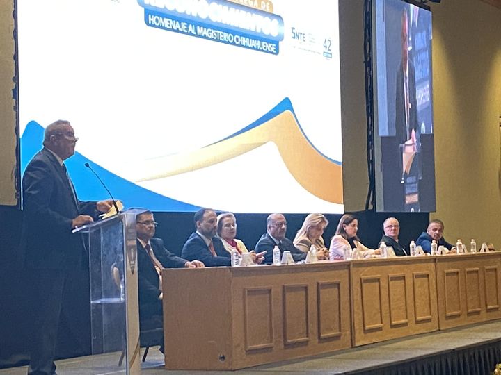 Gobierno de Corral fue simulador, recuerda dirigente del SNTE 42 plantón de 11 días afuera de Palacio