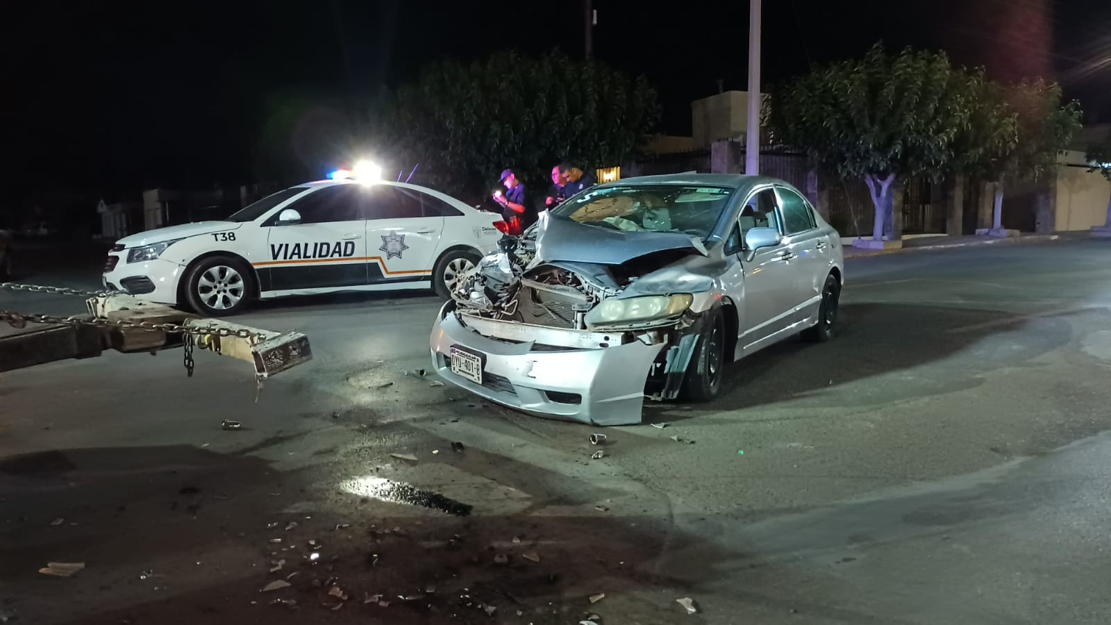 Impactó tráiler a vehículo particular y se dio a la fuga; dos lesionados