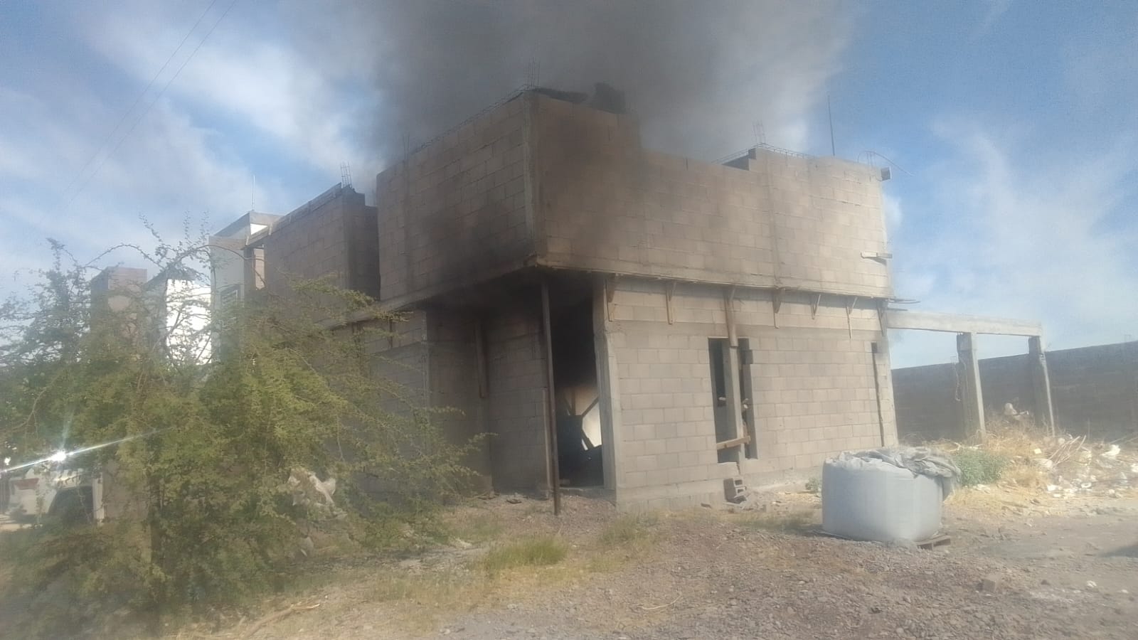 Incendian madera de cimbra recién puesta en casa en construcción