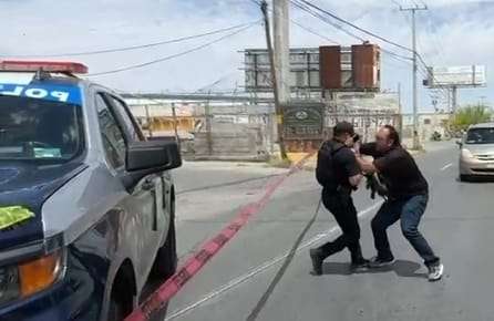 Agreden policías municipales a dos periodistas