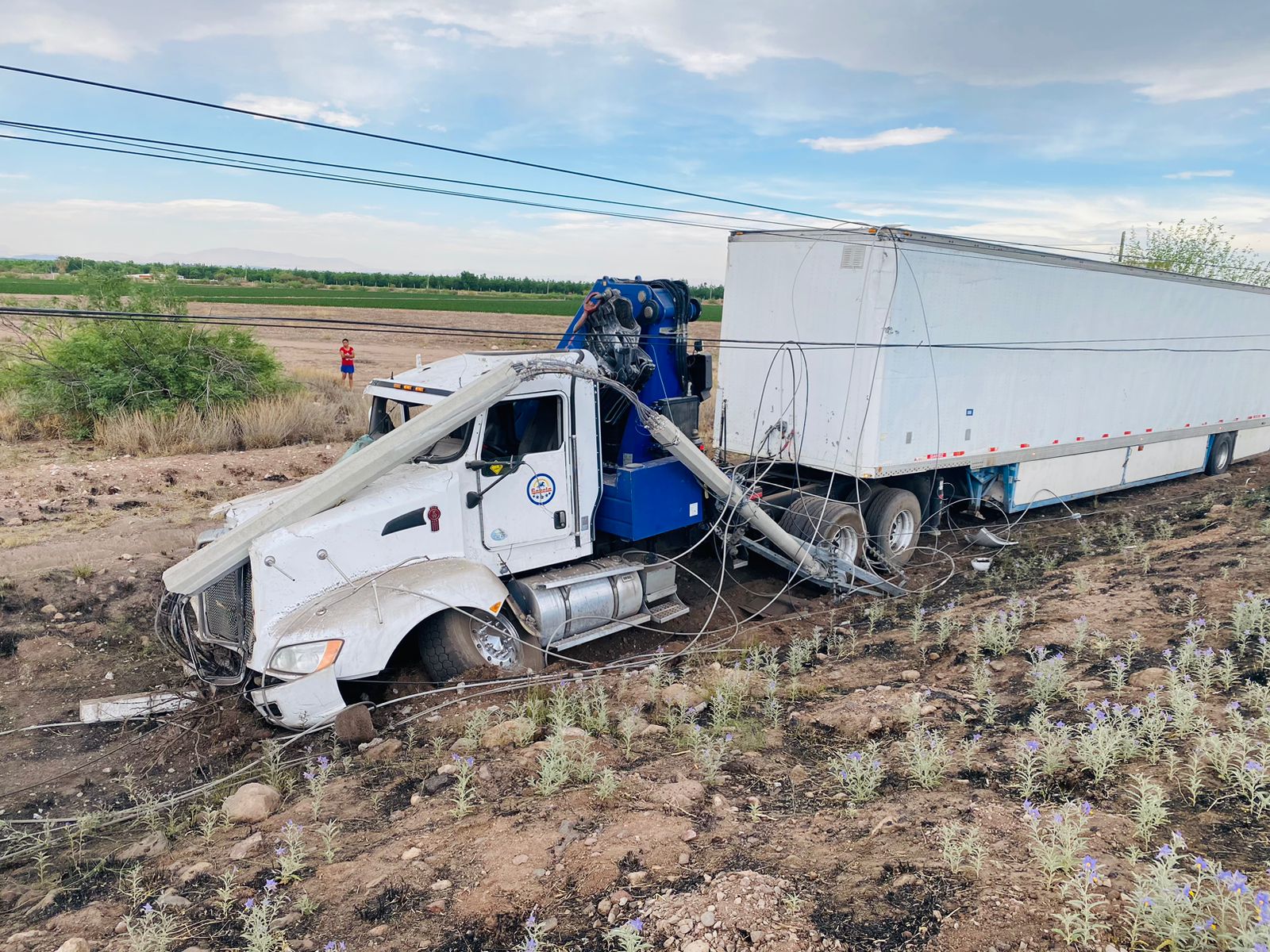 Salida de camino de tráiler dejó sin energía eléctrica a la comunidad de Cárdenas por casi dos horas