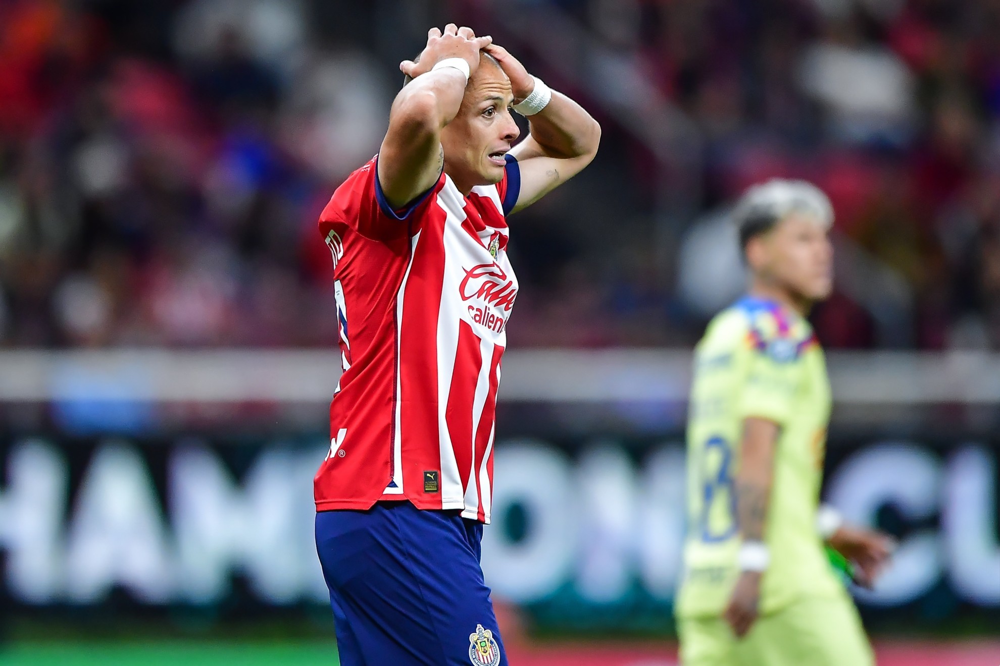 La jugada que casi retira al Chicharito Hernández y que celebra todo el americanismo