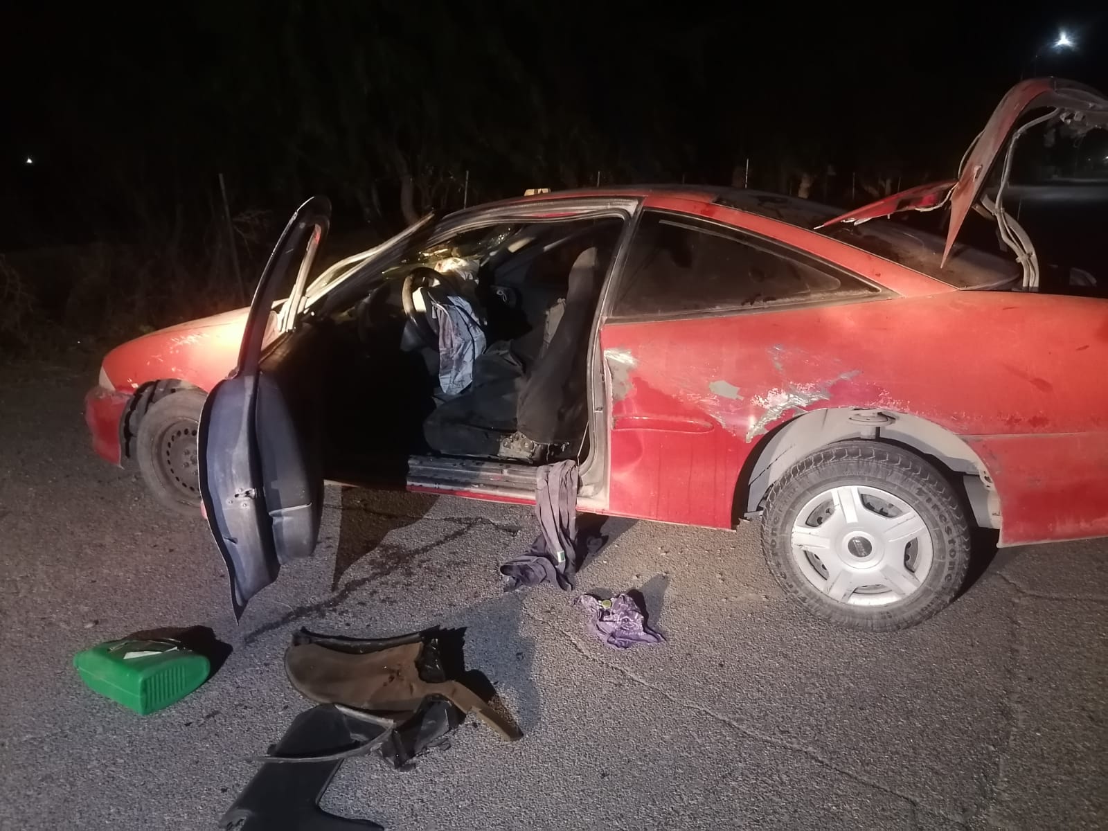 Conductor resultó lesionado tras impactar poste; daños por 30 mil pesos