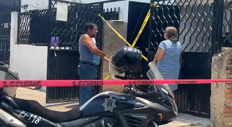 Cayó desde el techo sobre su esposa y murió; ella quedó grave