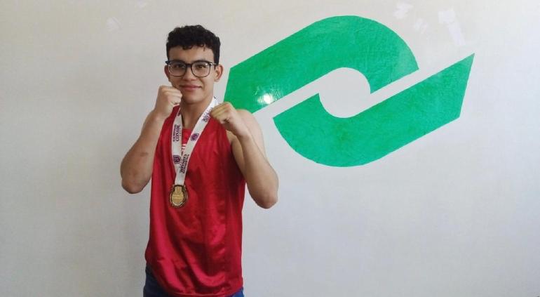 Felicita Maru Campos a Adrián Quintana por pase al Mundial Juvenil de Box