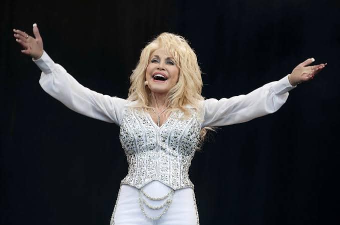 La estrella del country, Dolly Parton, contará la historia de su vida en un musical en Broadway