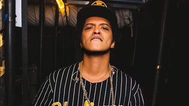 Bruno Mars celebra su regreso a México con La Chona de Los Tucanes de Tijuana