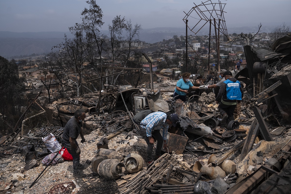 Al menos 19 muertos en la región de Valparaíso por los graves incendios forestales que alcanzan zonas urbanas