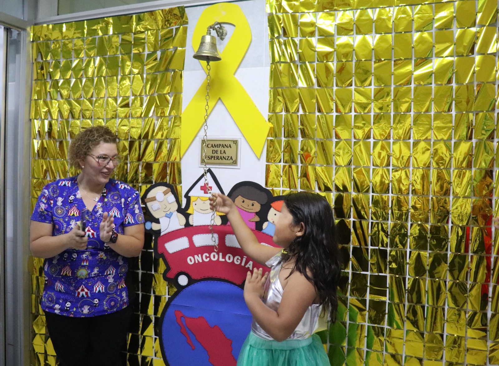 Niña de Delicias de 8 años vence cáncer y toca la “Campana de la Esperanza” en Hospital “Morelos” del IMSS Chihuahua