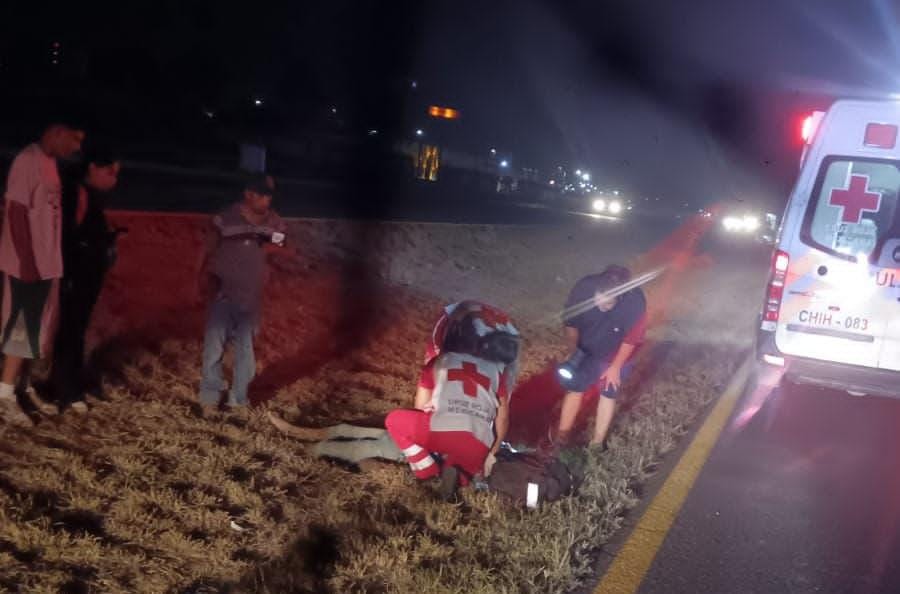 Arrollan a hombre en la carretera federal; fue trasladado por Cruz Roja