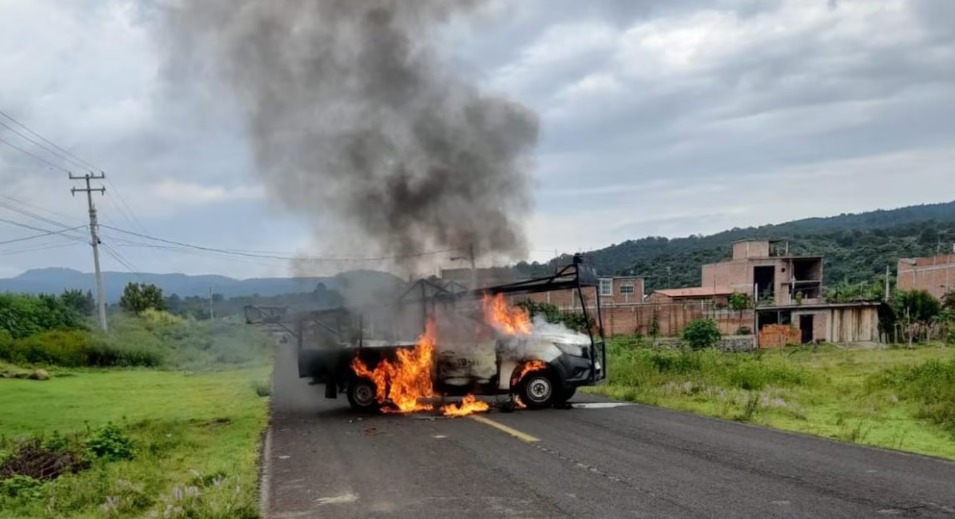 Michoacán en llamas: Queman vehículos y bloquean caminos en cuatro municipios