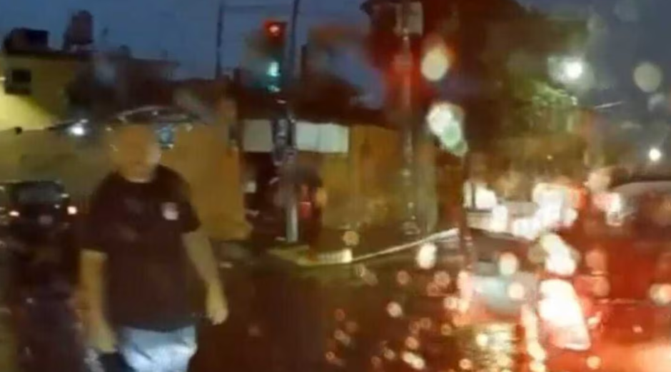 Conductor se lleva a presunto montachoques en su parabrisas y escapa de asalto en CDMX
