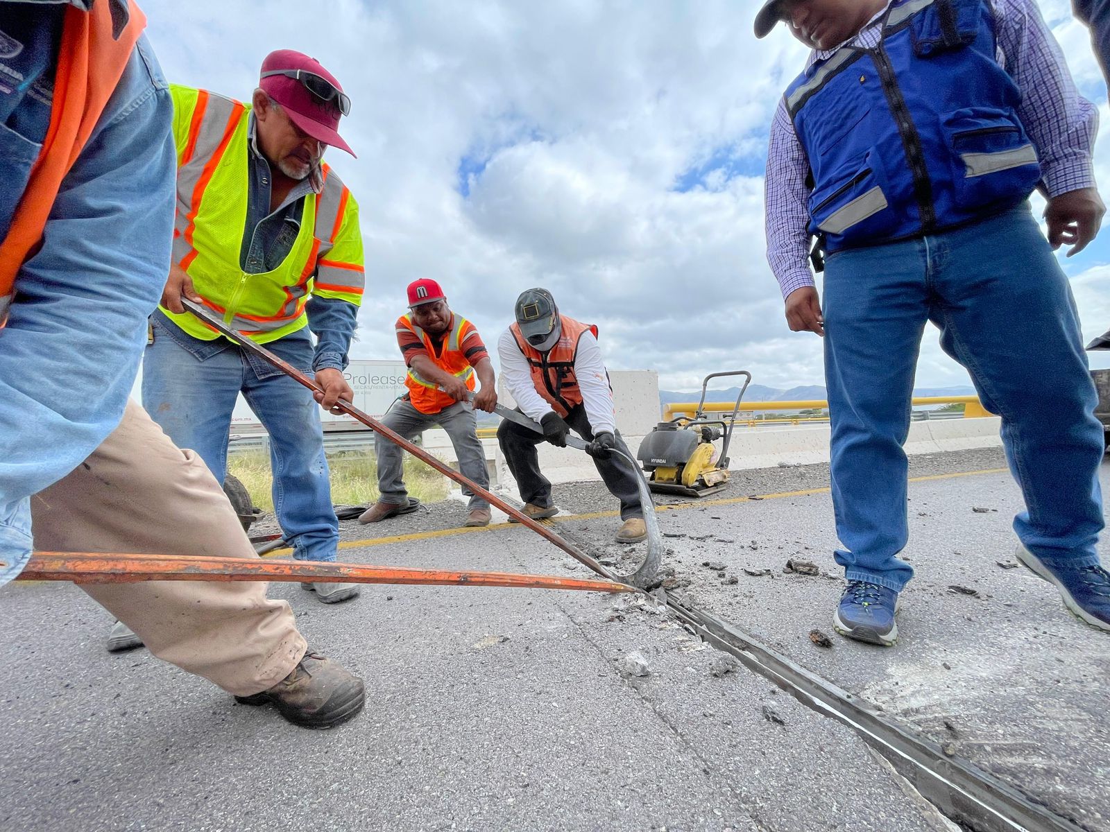 Alcalde Jesús Valenciano gestiona reparación de tramo carretera Delicias-Chihuahua