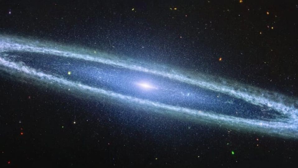 Telescopio James Webb capta un ‘sombrero’ espacial a 30 millones de años luz de la Tierra