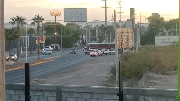 Auto choca contra camión urbano a la entrada de Cumbres del Deporte