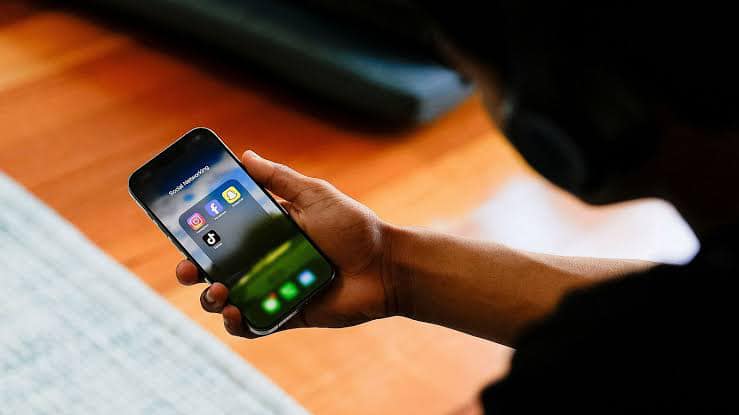 Australia aprueba una ley pionera que prohíbe las redes sociales para menores de 16 años