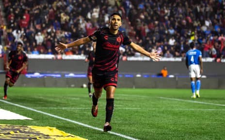 Cruz Azul es goleado por Xolos en Tijuana y el superlíder necesita una remontada épica