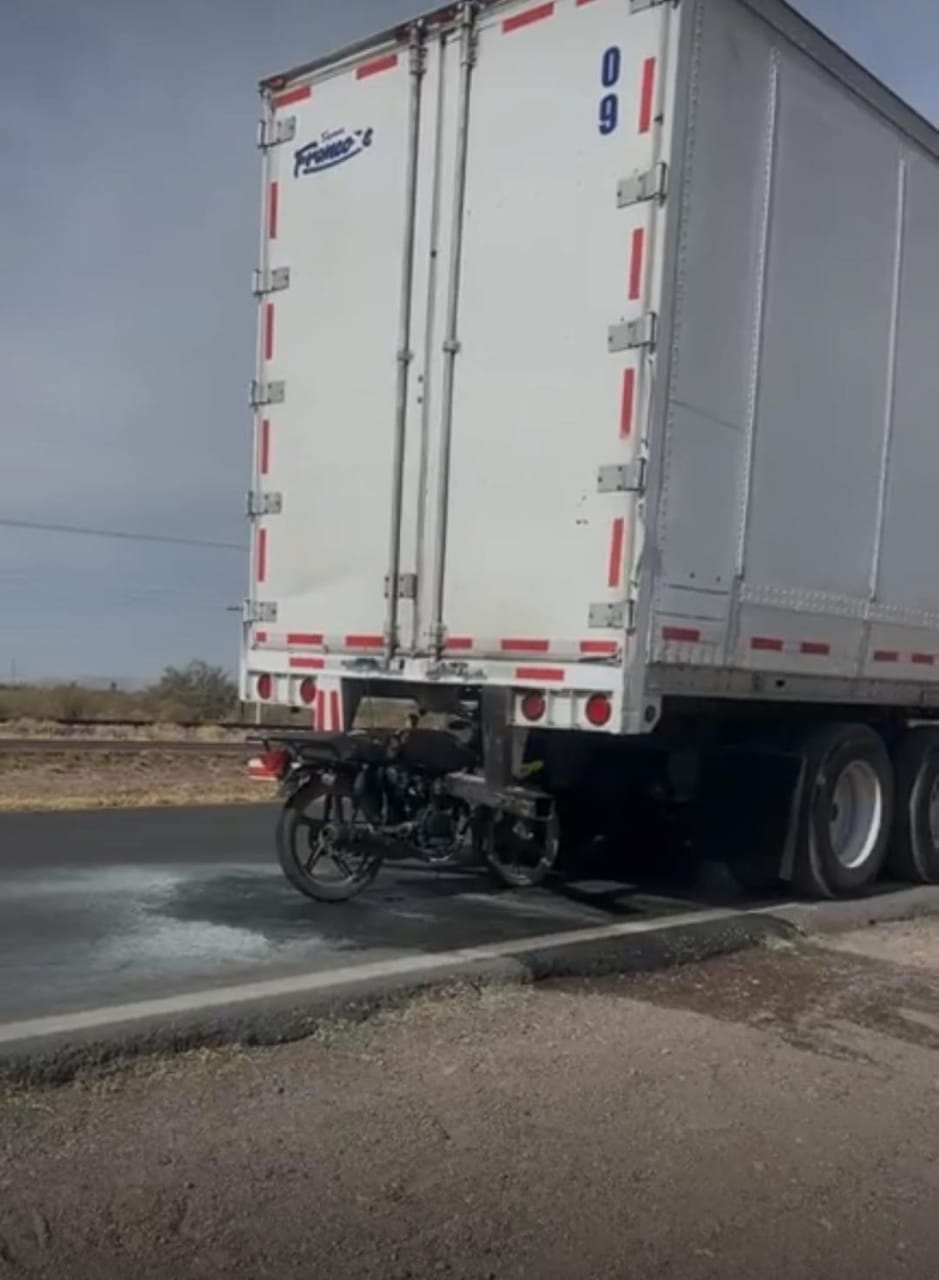 Motociclista gravemente lesionado en choque contra tráiler sobre carretera Delicias a Saucillo