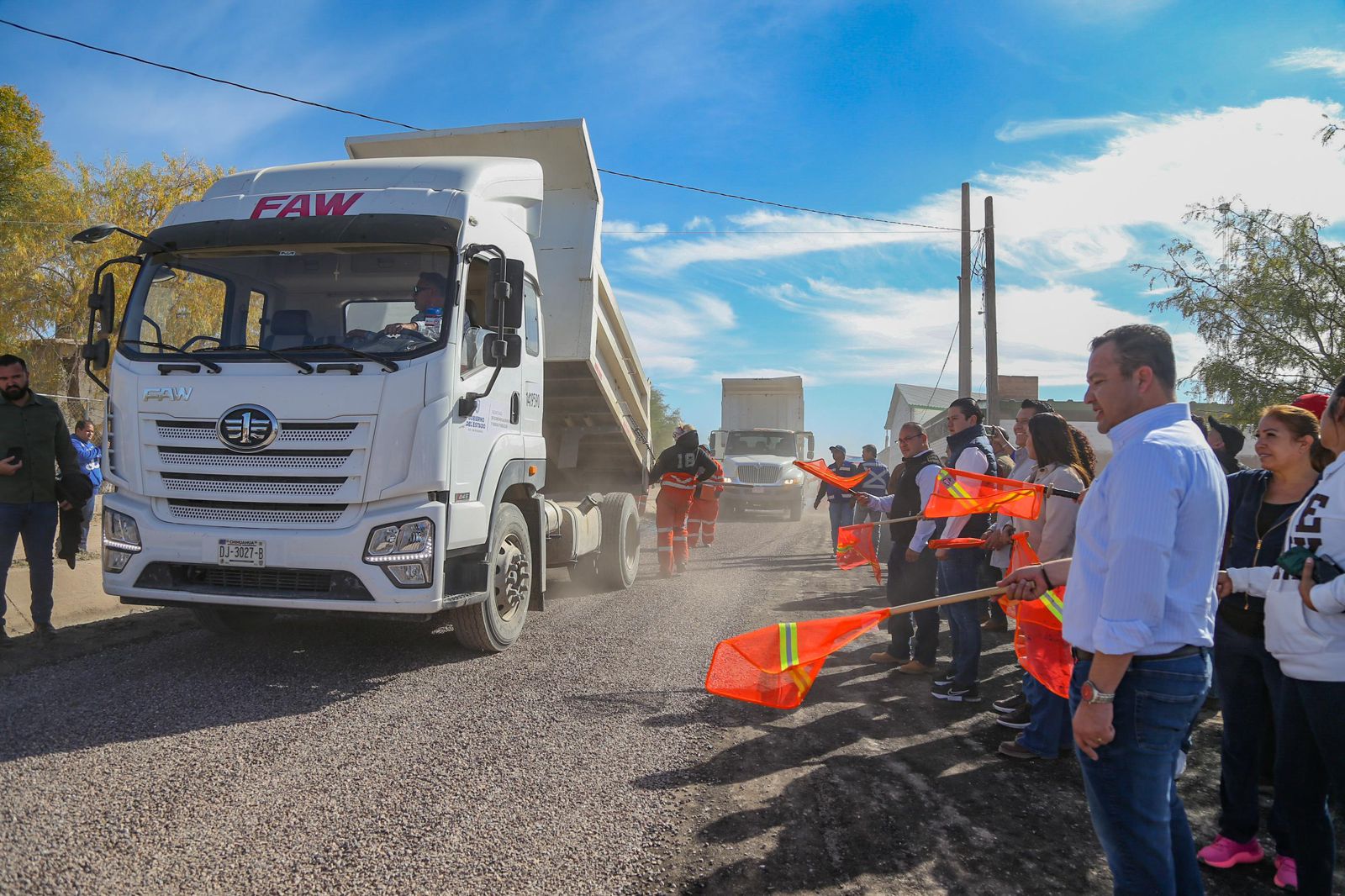 Entrega Valenciano vialidad en Terrazas y arrancan rehabilitación de camino saca cosecha