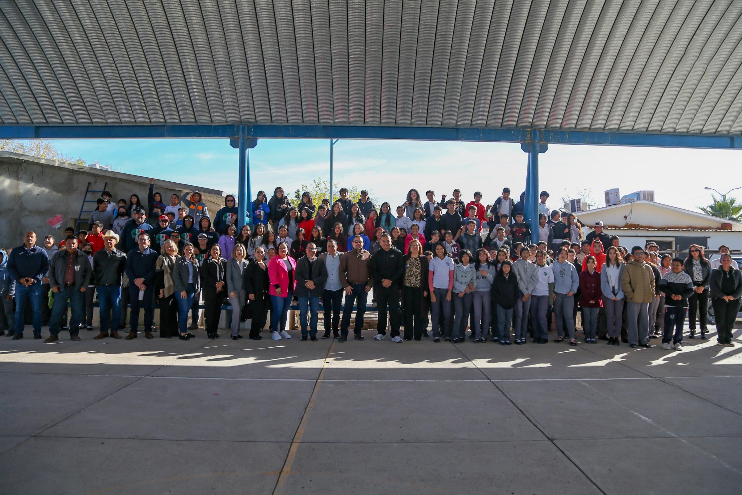 Gobierno de Delicias entrega barda perimetral a telesecundaria de la colonia Revolución