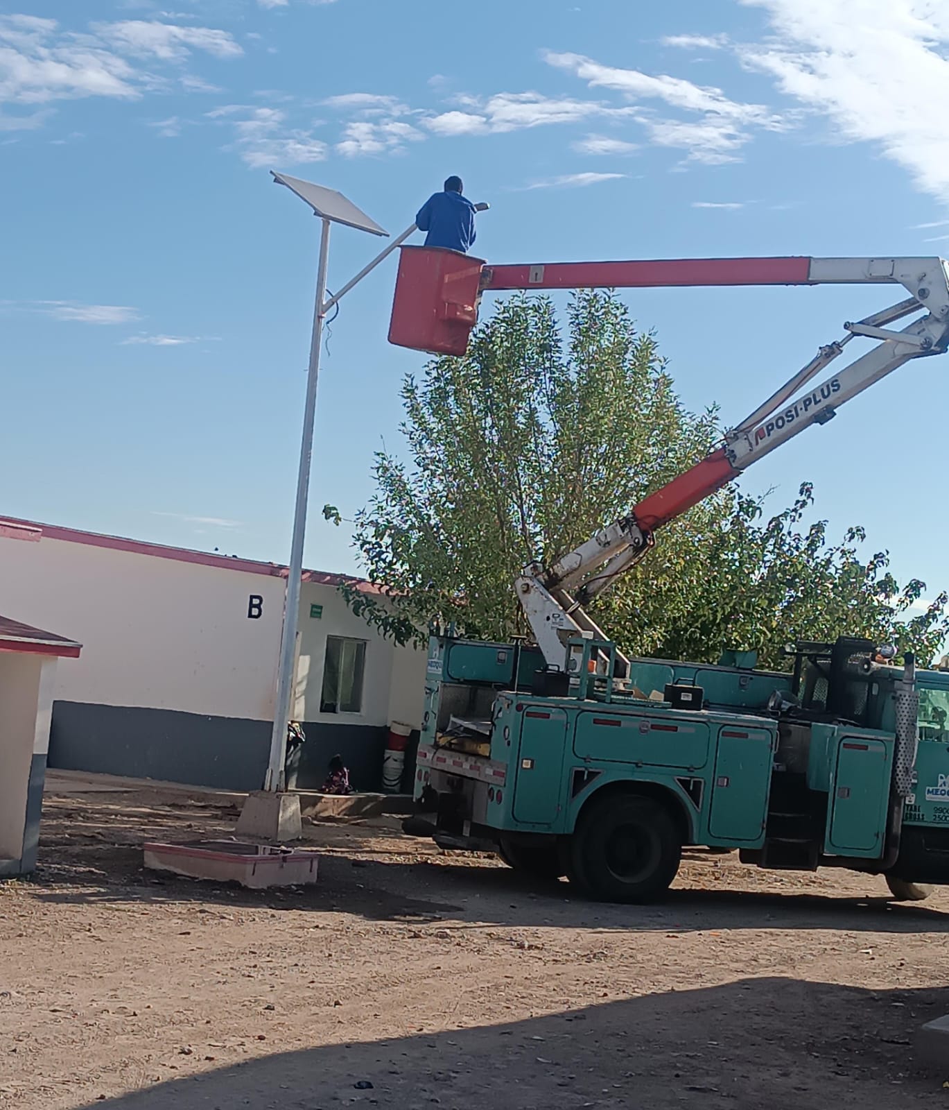 Realiza Gobierno de Meoqui trabajos de alumbrado público en Lázaro Cárdenas