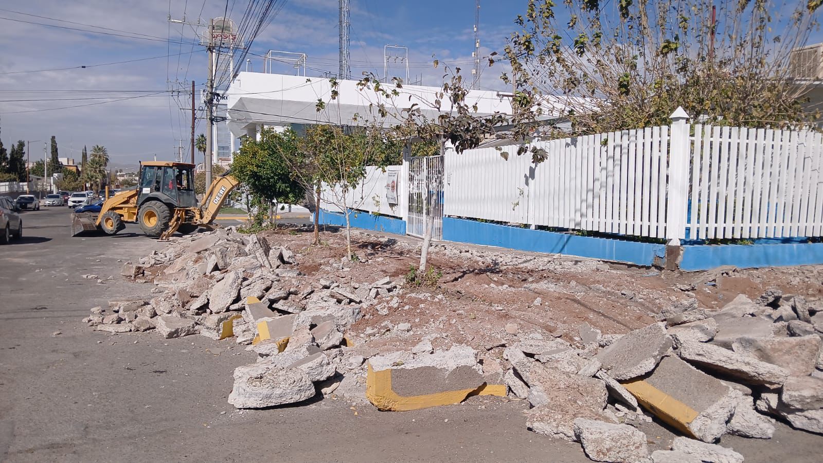 Rehabilitan banquetas en la primaria Ford con presupuesto participativo