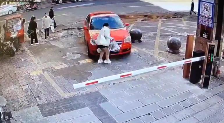 Momento en que auto arrolló por accidente a mujer 