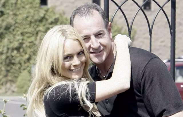 Arrestan a papá de Lindsay Lohan por violencia doméstica en Texas