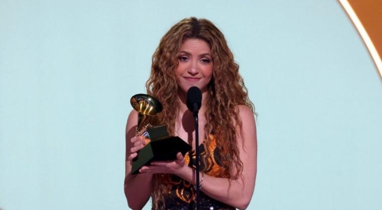 Dedicó Shakira su Grammy a los migrantes en EU: «lucharé por ellos»