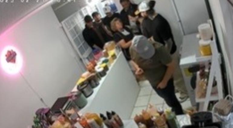 ¡Casi de desmaya! Sorprendió Nodal a dueña de tiendita en Guadalajara