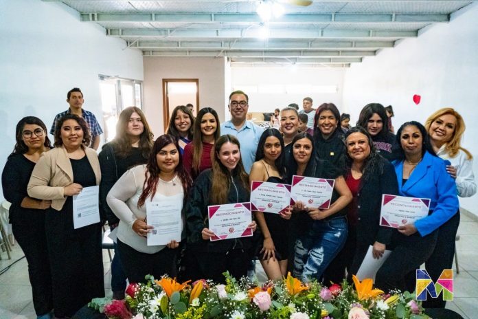 Concluyen estudiantes de Lázaro Cárdenas trilogía de cursos de maquillaje