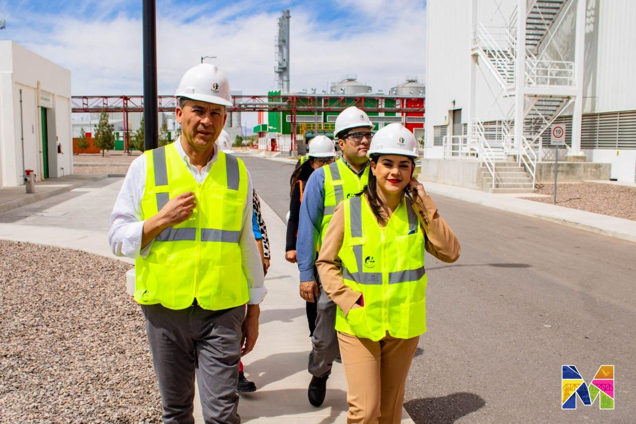 Recorren Miriam Soto y ejecutivos de Heineken México nueva línea de latas en Planta Meoqui